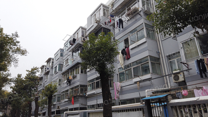 十字街110号外景图