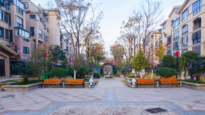 依山龙郡外景图