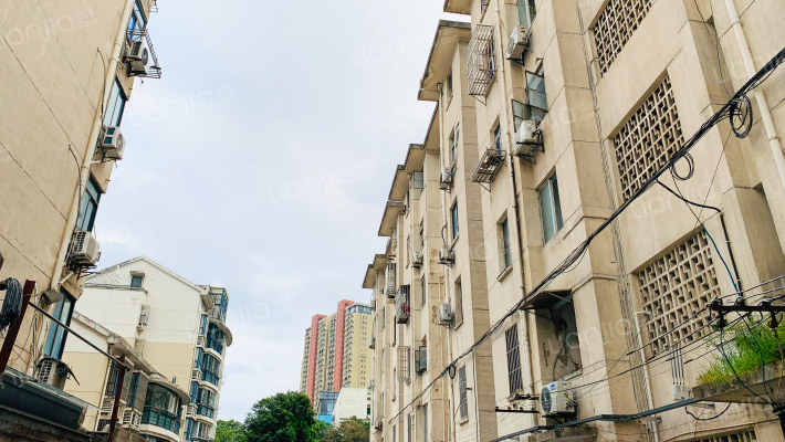 锡灯家舍外景图