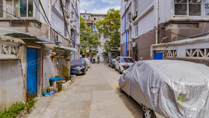 青石村新生院外景图