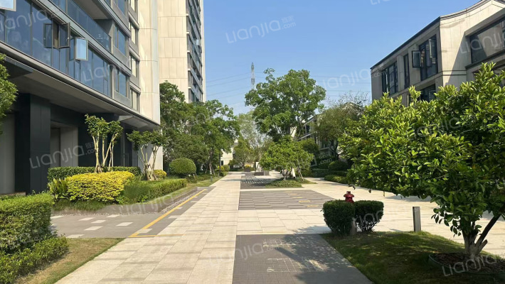 竞潮江南院外景图