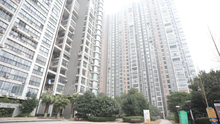 极目楚天外景图