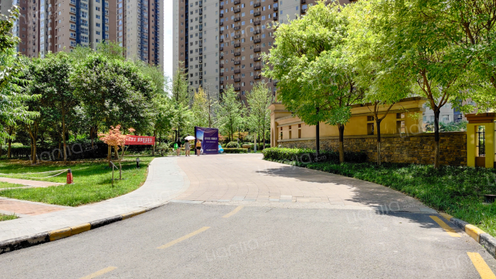 御锦城繁花里外景图