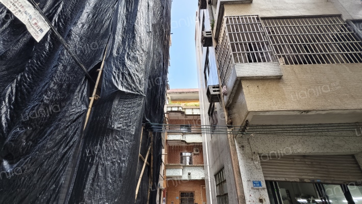 城中友谊巷外景图