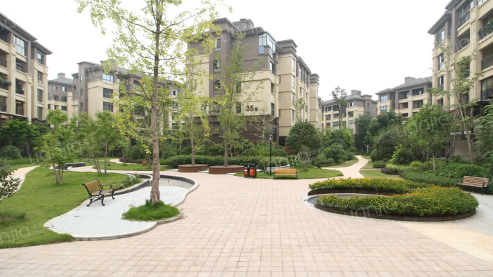 城海滨江春城外景图