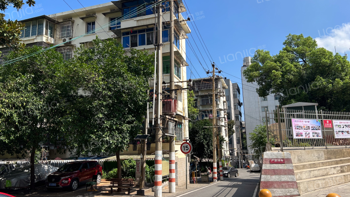 湖南中医学院梨子山宿舍楼外景图