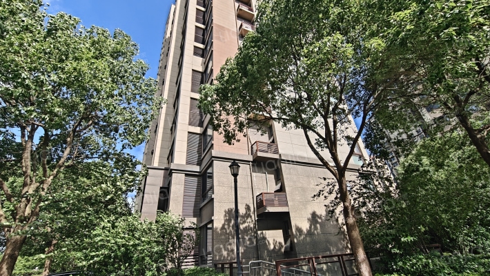 立新漾滨春天外景图