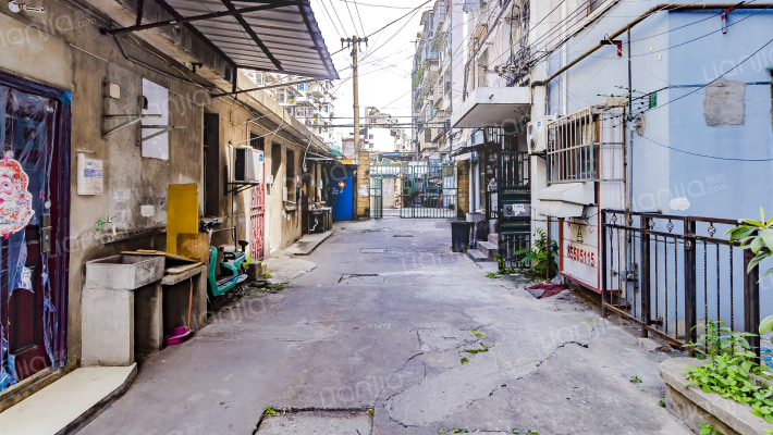 栅栏门铁路埂外景图