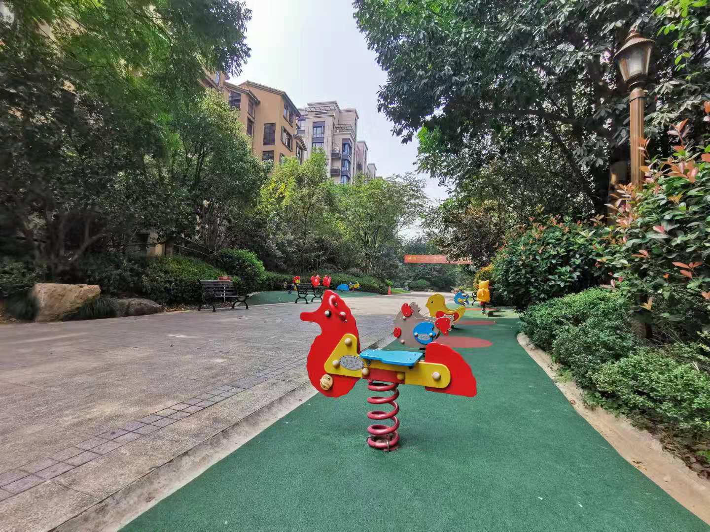 融科瑷骊山小区实景 13