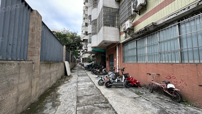 华联大学宿舍外景图