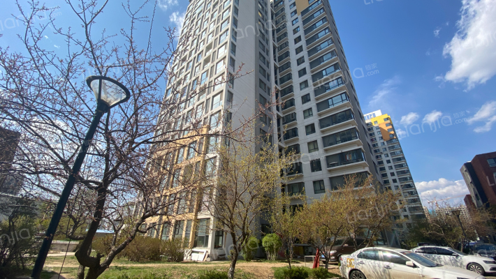 居易青年城外景图