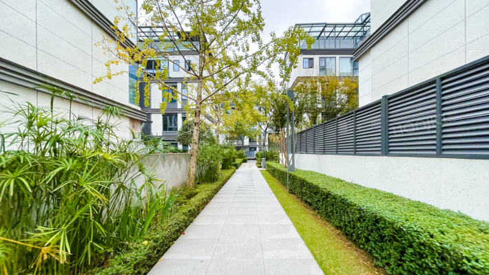 曲水风和云起外景图