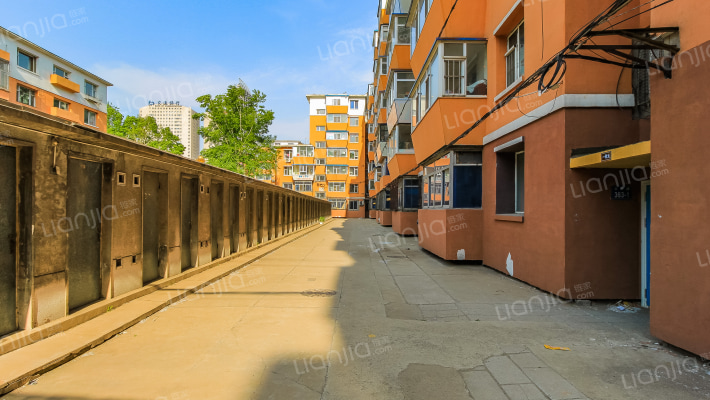 四分局吉大家属楼外景图