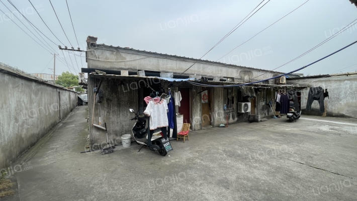东巷外景图