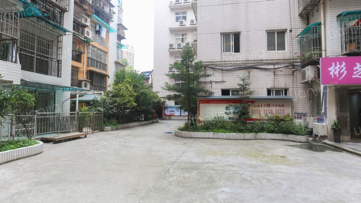 依山碧玉外景图