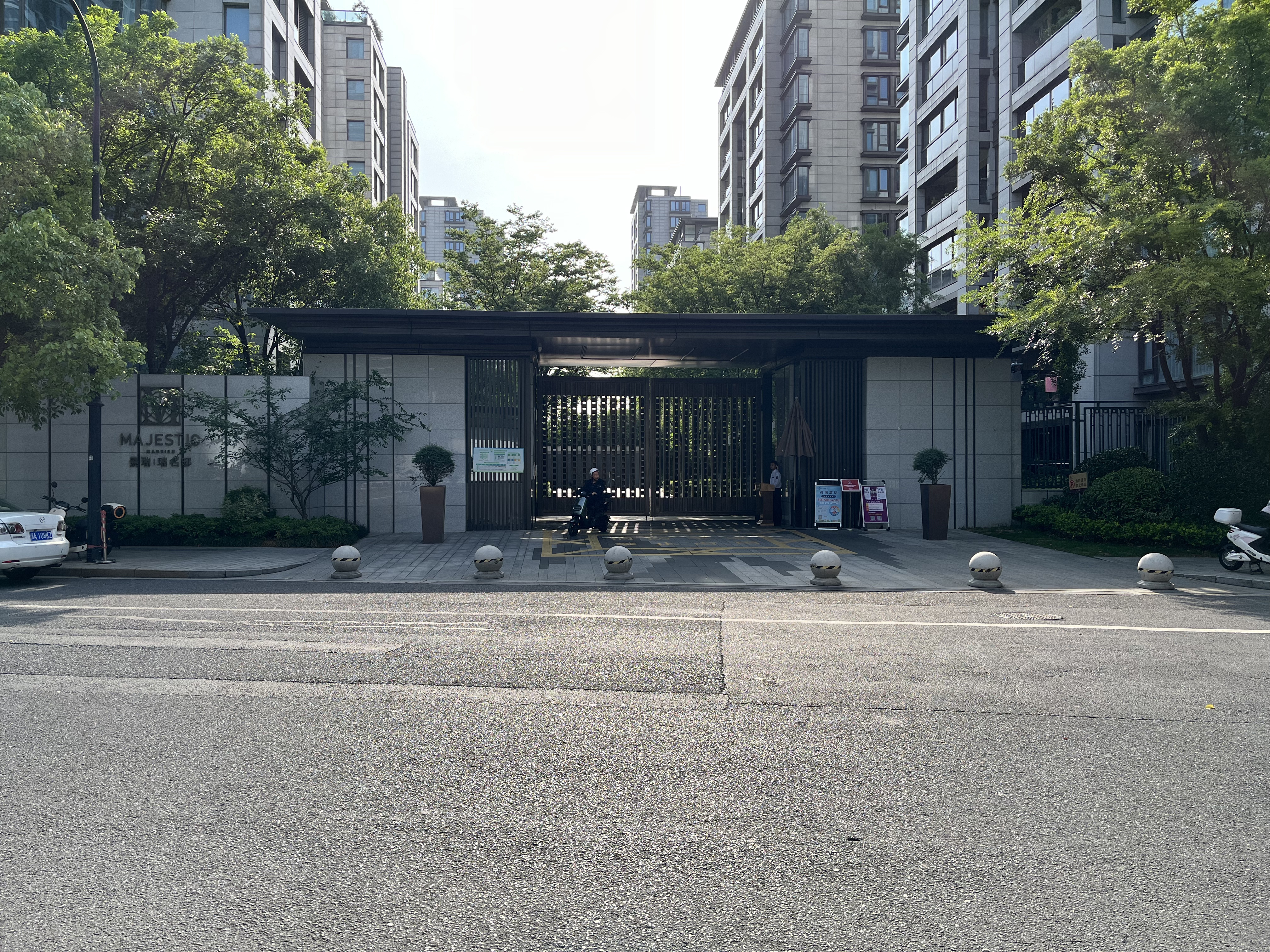 Majestic compound photo 3