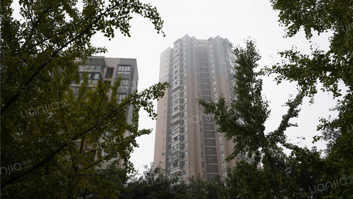 海兰云天畔山林语外景图