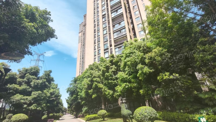 棠湖泊林城外景图