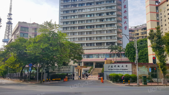 广东电大宿舍外景图