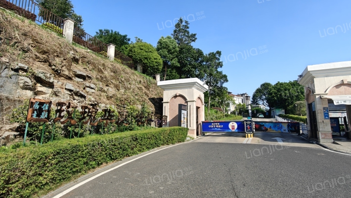 居住主题公园玫瑰华庭外景图