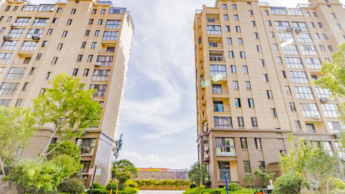 艾盛春天里外景图