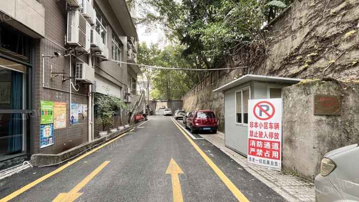 旅游学校家属楼外景图