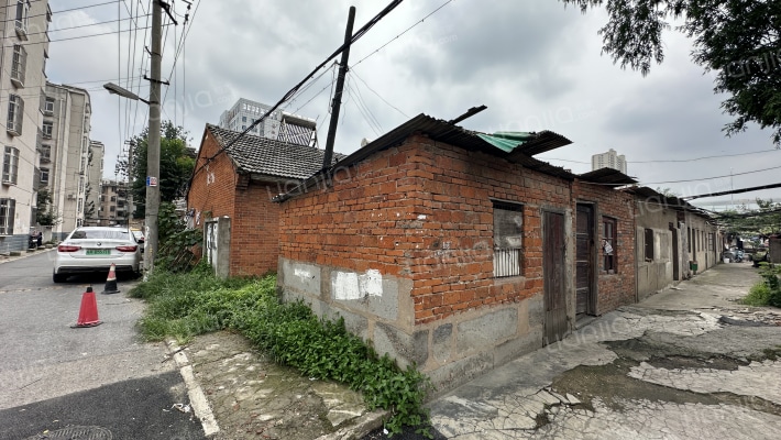 探矿厂宿舍外景图