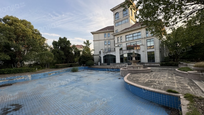 一泓蓝溪外景图