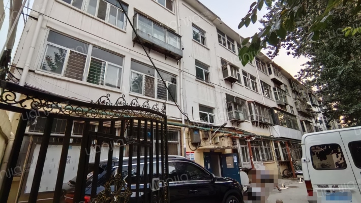 服装鞋帽公司宿舍外景图