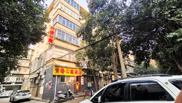 东八里村外景图