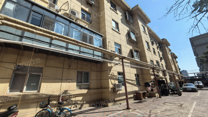 东大街房管楼外景图