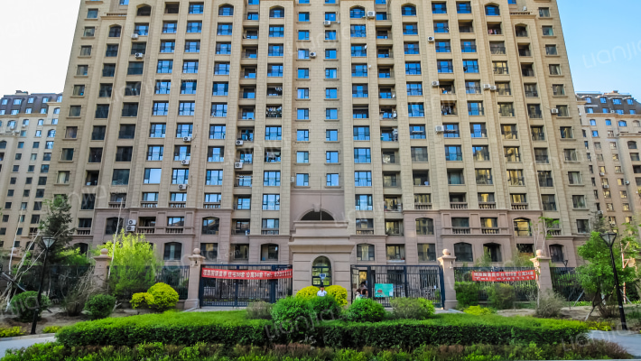 万盛理想国红堡外景图