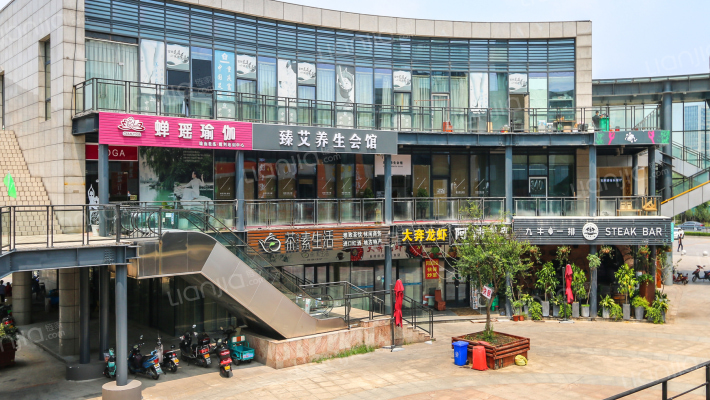 百购商业广场外景图