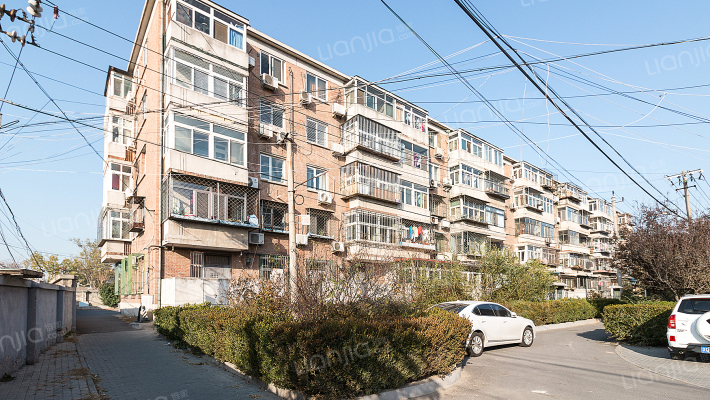 东山坡二里外景图