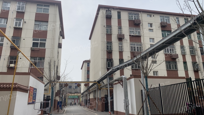 繁荣路156号院外景图