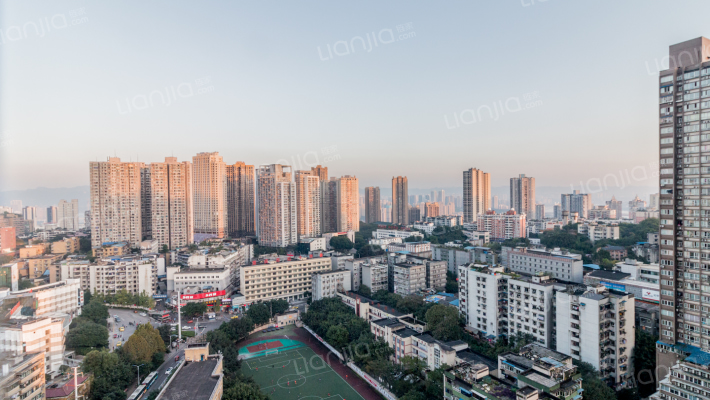 轻轨上城外景图