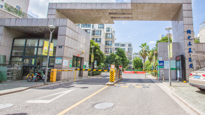 阳光清晨•花苑外景图