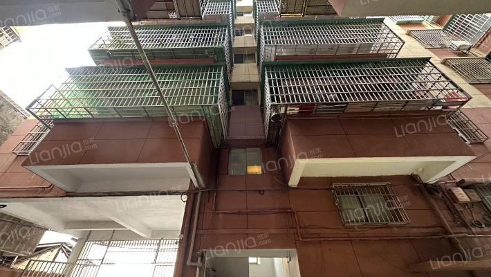 南机宿舍大楼外景图