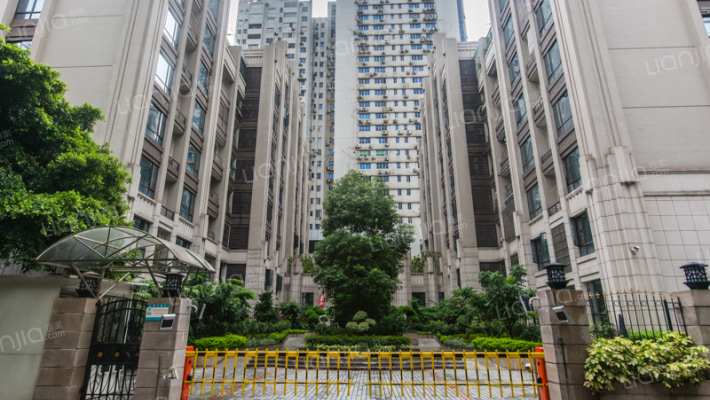 明月东山外景图