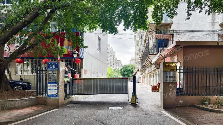 中建七局宿舍外景图