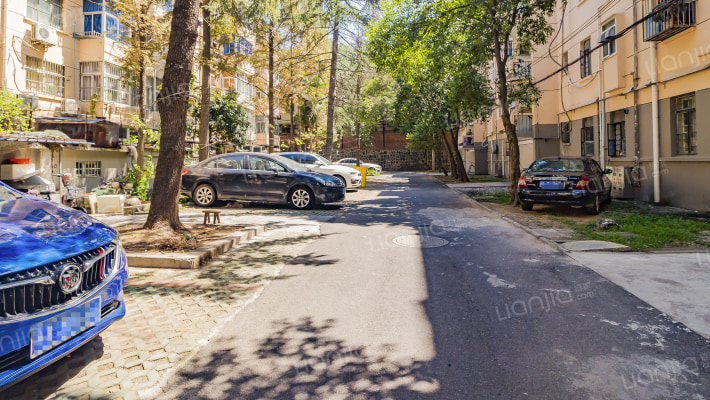 山潘一村外景图