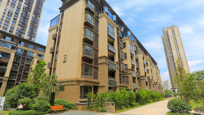 首地蓝天熙郡外景图