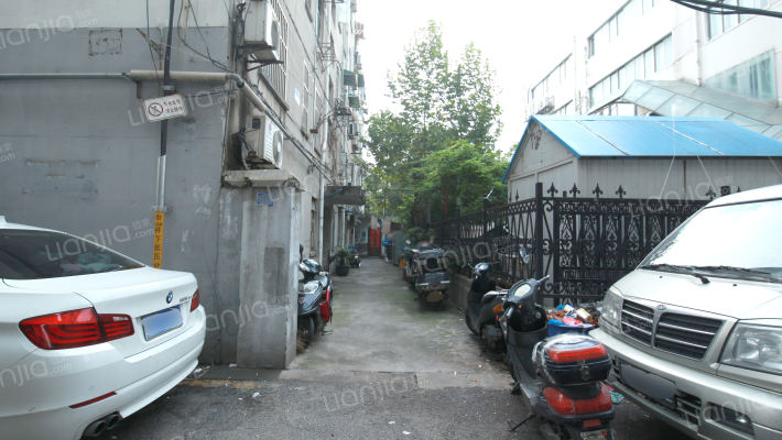 礼拜寺巷外景图