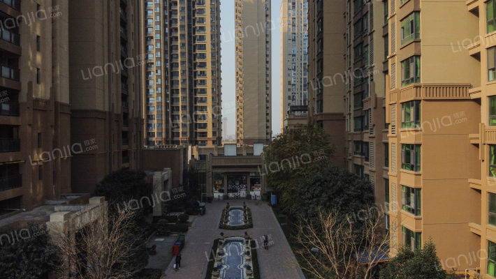 海伦春天外景图