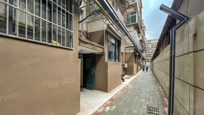 青年路105号院外景图