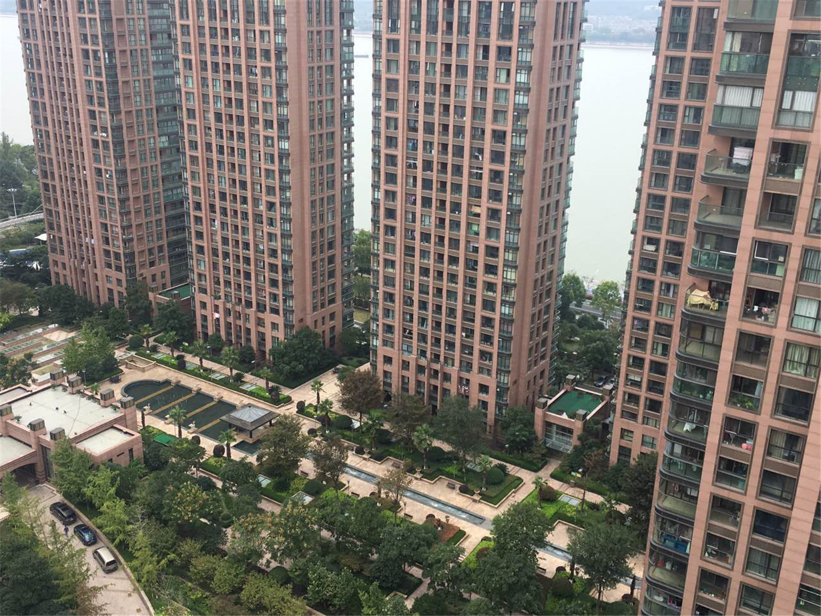 Rainbow Luxury compound photo 4