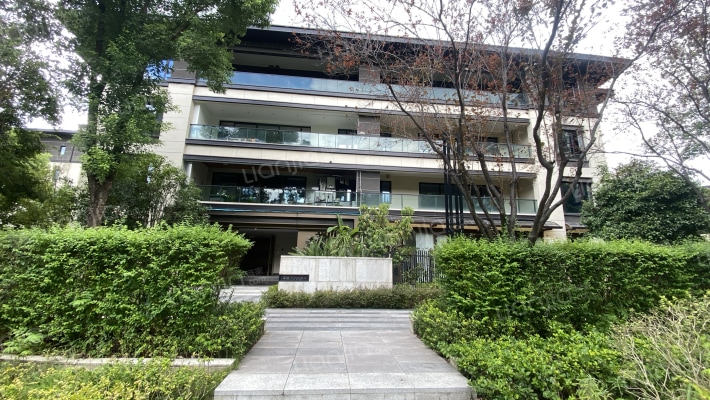 望江府沁山水外景图