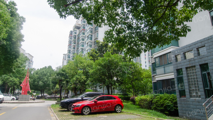 摩卡小城外景图