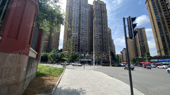 万峰城A区依云谷外景图