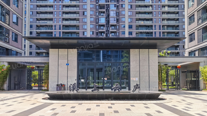 溪上云庐外景图